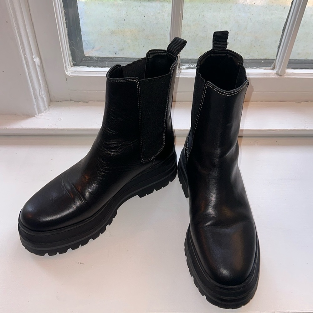 Marc Fisher leather  Chelsea Boots - 9